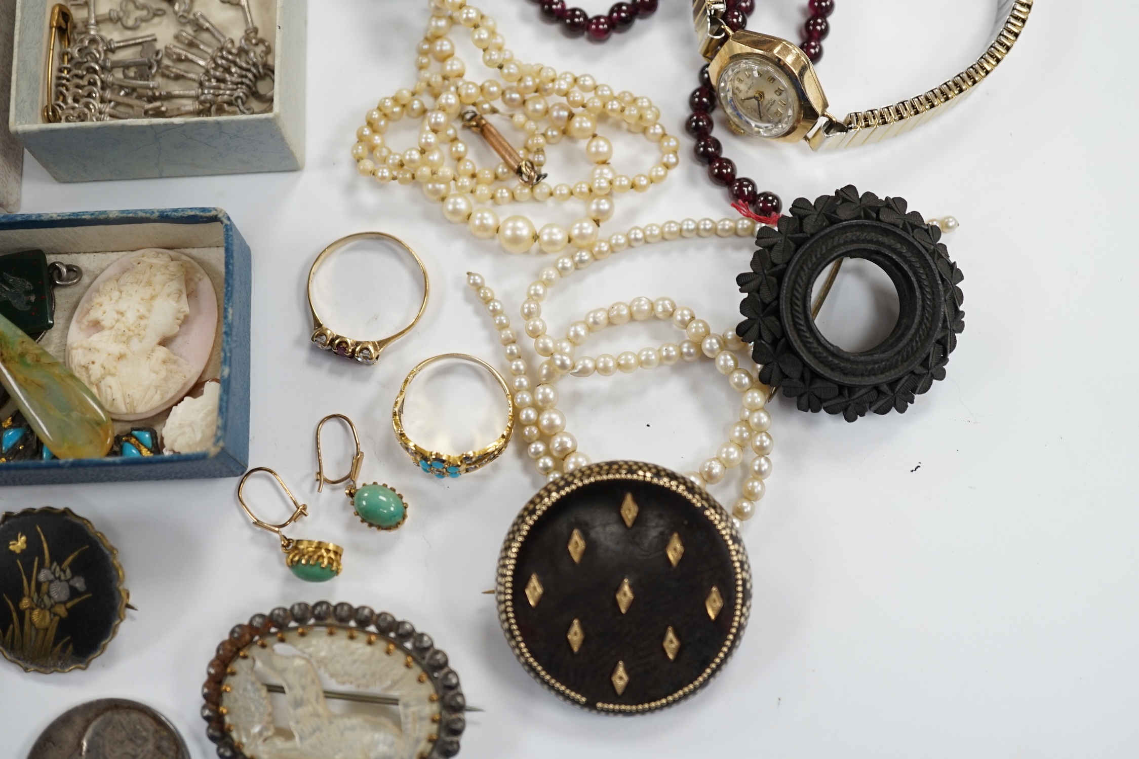 A quantity of assorted jewellery, including garner bead necklace(a.f.), unmounted stones including agate, key charms with letters, cultured pearl necklace and a yellow metal, turquoise and seed pearl set ring, etc.